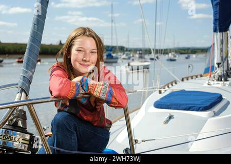 Katie McCabe im Alter von 14 Jahren ist die jüngste Person, die allein an der britischen Küste segelt 2021 . Abgebildet am Topsham Quay in Devon Stockfoto