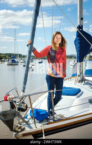 Katie McCabe im Alter von 14 Jahren ist die jüngste Person, die allein an der britischen Küste segelt 2021 . Abgebildet am Topsham Quay in Devon Stockfoto