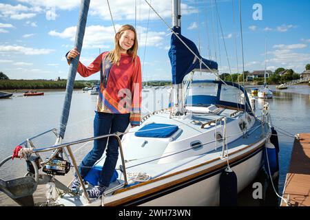 Katie McCabe im Alter von 14 Jahren ist die jüngste Person, die allein an der britischen Küste segelt 2021 . Abgebildet am Topsham Quay in Devon Stockfoto