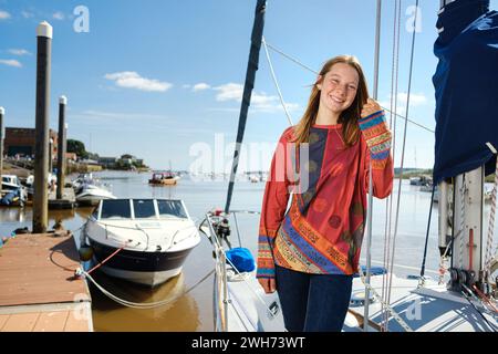 Katie McCabe im Alter von 14 Jahren ist die jüngste Person, die allein an der britischen Küste segelt 2021 . Abgebildet am Topsham Quay in Devon Stockfoto