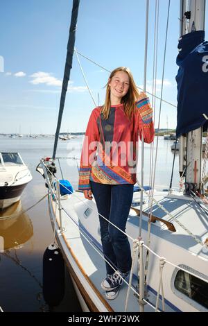 Katie McCabe im Alter von 14 Jahren ist die jüngste Person, die allein an der britischen Küste segelt 2021 . Abgebildet am Topsham Quay in Devon Stockfoto