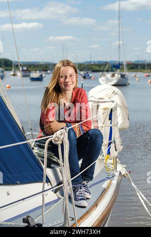 Katie McCabe im Alter von 14 Jahren ist die jüngste Person, die allein an der britischen Küste segelt 2021 . Abgebildet am Topsham Quay in Devon Stockfoto