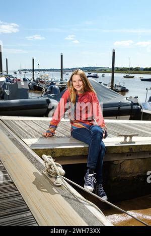 Katie McCabe im Alter von 14 Jahren ist die jüngste Person, die allein an der britischen Küste segelt 2021 . Abgebildet am Topsham Quay in Devon Stockfoto