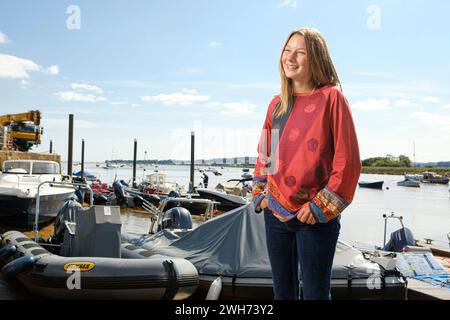 Katie McCabe im Alter von 14 Jahren ist die jüngste Person, die allein an der britischen Küste segelt 2021 . Abgebildet am Topsham Quay in Devon Stockfoto