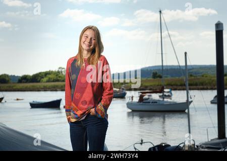 Katie McCabe im Alter von 14 Jahren ist die jüngste Person, die allein an der britischen Küste segelt 2021 . Abgebildet am Topsham Quay in Devon Stockfoto