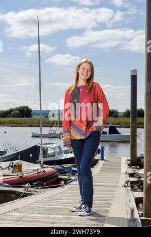 Katie McCabe im Alter von 14 Jahren ist die jüngste Person, die allein an der britischen Küste segelt 2021 . Abgebildet am Topsham Quay in Devon Stockfoto