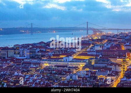 Portugal, Lissabon, Ein atemberaubender Panoramablick auf das Zentrum von Lissabon von der Spitze des Schlosses Sao Jorge. Foto © Fabio Mazzarella/Sintesi/Alam Stockfoto