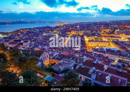 Portugal, Lissabon, Ein atemberaubender Panoramablick auf das Zentrum von Lissabon von der Spitze des Schlosses Sao Jorge. Foto © Fabio Mazzarella/Sintesi/Alam Stockfoto