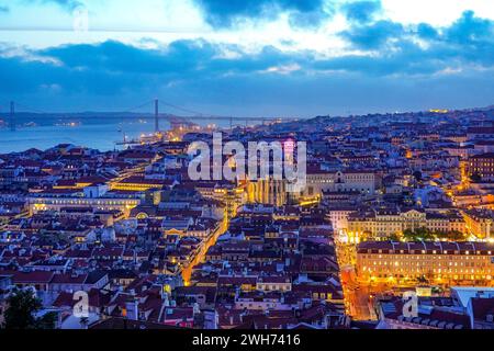 Portugal, Lissabon, Ein atemberaubender Panoramablick auf das Zentrum von Lissabon von der Spitze des Schlosses Sao Jorge. Foto © Fabio Mazzarella/Sintesi/Alam Stockfoto