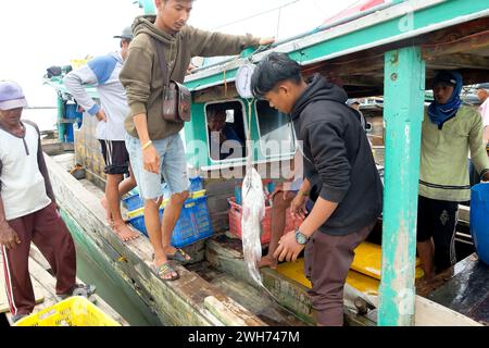 Lampung, Indonesien, 07. Oktober 2022: Zwei indonesische Männer wiegen auf einem Fischerboot in Lampung, Indonesien. Stockfoto