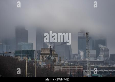 London, Großbritannien. Februar 2024. Die Stadt ist von niedrigen Gewitterwolken und Nebel umhüllt - nasses und kaltes Wetter aus dem neuesten Sturmsystem kommt nach London. Guy Bell/Alamy Live News Stockfoto