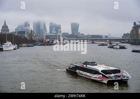 London, Großbritannien. Februar 2024. Die Stadt ist von niedrigen Gewitterwolken und Nebel umhüllt - nasses und kaltes Wetter aus dem neuesten Sturmsystem kommt nach London. Guy Bell/Alamy Live News Stockfoto