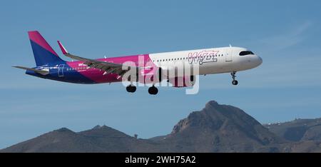 Teneriffa, Spanien 4. Februar 2024. Airbus A321-271NX Wizz Air Airlines fliegt im blauen Himmel. Landet am Flughafen Teneriffa Stockfoto