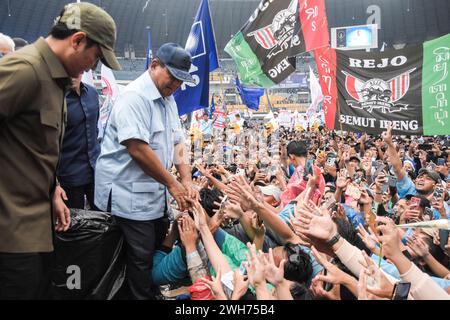Bandung, West-Java, Indonesien. Februar 2024. PRABOWO SUBIANTO begrüßt seine Anhänger während des Wahlkampfes im Gelora Bandung Lautan API Stadium in Bandung. (Kreditbild: © Dimas Rachmatsyah/ZUMA Press Wire) NUR REDAKTIONELLE VERWENDUNG! Nicht für kommerzielle ZWECKE! Stockfoto