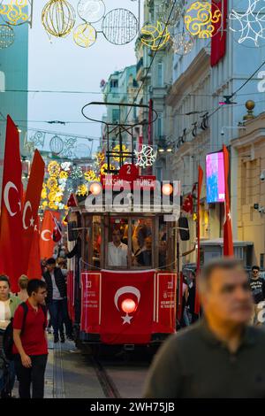 Türkisches Nationalfeierkonzept vertikales Foto. Nostalgische Straßenbahn und Flaggen in der Istiklal Avenue. Istanbul Turkiye - 10.28.2023 Stockfoto