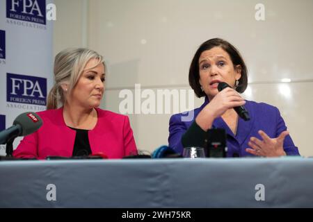 London, Großbritannien. Februar 2024. Im Bild: Die neu gewählte nordirische erste Ministerin Michelle O'Neill (L), zusammen mit der Präsidentin von Sinn Fein Mary Lou McDonald (R), spricht auf einer Pressekonferenz, die von der Foreign Press Association in der Royal Over-Seas League organisiert wird. Quelle: Justin Ng/Alamy Stockfoto