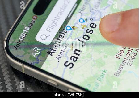 New York, USA - 24. Januar 2024: Flugverkehr in San Jose City auf dem iphone 15 Pro max Bildschirm Nahaufnahme Stockfoto