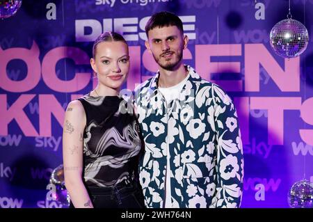 Cheyenne Savannah Ochsenknecht mit Ehemann Nino Sifkovits beim Photocall zum Start der 3. Staffel der TV-Serie Diese Ochsenknechts im Soho House. Berlin, 08.02.2024 *** Cheyenne Savannah Ochsenknecht mit Ehemann Nino Sifkovits beim Fotocall zum Start der Staffel 3 der TV-Serie Diese ochsenknecht im Soho House Berlin, 08 02 2024 Foto:XS.xGabschx/xFuturexImagex ochsenknecht 4215 Stockfoto