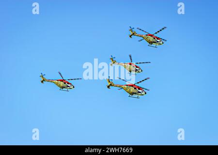 Das Sarang Helicopter Display Team der indischen Luftwaffe führte Manöver während der Mumbai Air Show 2024 durch. Stockfoto