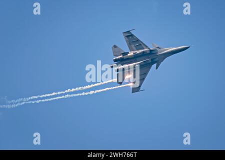 Sukhoi SU-30 MKI der indischen Luftwaffe führte Manöver während der Mumbai Air Show 2024 durch. Stockfoto