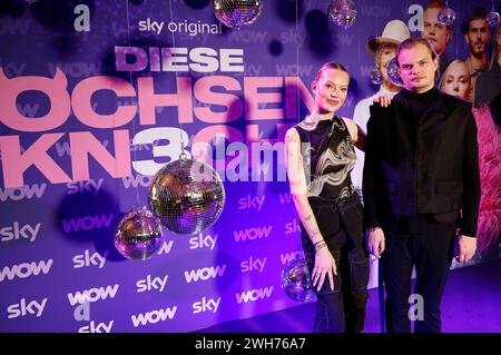 Cheyenne Savannah Ochsenknecht und Wilson Gonzalez Ochsenknecht beim Photocall zum Start der 3. Staffel der TV-Serie Diese Ochsenknechts im Soho House. Berlin, 08.02.2024 *** Cheyenne Savannah Ochsenknecht und Wilson Gonzalez Ochsenknecht beim Fotobesuch zum Beginn der 3. Staffel der TV-Serie diese Ochsenknechte im Soho House Berlin, 08 02 2024 Foto:XS.xGabschx/xFuturexImagex ochsenknecht 4228 Stockfoto