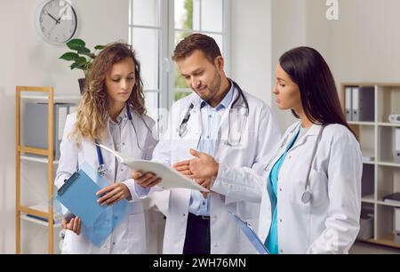 Ärzte und Krankenschwestern in der Krankenhaussitzung Stockfoto