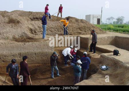 (240208) -- PEKING, 8. Februar 2024 (Xinhua) -- dieses undatierte Aktenfoto zeigt die Ausgrabung eines türkisfarbenen Drachenbildes an Erlitou-Standort in Luoyang, Zentralchinas Provinz Henan. Das von Erlitou in der Stadt Luoyang ausgegrabene türkisfarbene Drachenartefakt hat eine Gesamtlänge von über 70 Zentimetern und wurde aus mehr als 2.000 Stück Türkis geformt. Chinesische Archäologen bezeichneten das Artefakt den „Drachen von China“, der einen großen historischen, künstlerischen und wissenschaftlichen Wert hat. (IA CASS/Handout via Xinhua) Stockfoto