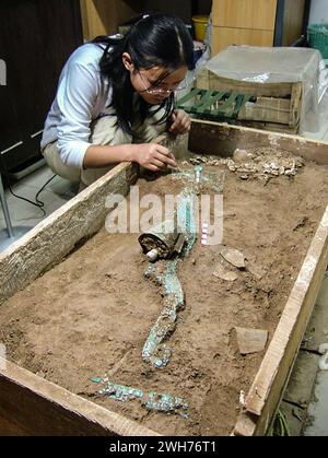 (240208) -- PEKING, 8. Februar 2024 (Xinhua) -- dieses undatierte Aktenfoto zeigt einen Archäologen, der am Institut für Archäologie unter der Chinesischen Akademie der Sozialwissenschaften (IA CASS) in Peking, der Hauptstadt Chinas, an einem Artefakt in türkisfarbener Drachenform arbeitet. Das von Erlitou in der Stadt Luoyang ausgegrabene türkisfarbene Drachenartefakt hat eine Gesamtlänge von über 70 Zentimetern und wurde aus mehr als 2.000 Stück Türkis geformt. Chinesische Archäologen bezeichneten das Artefakt den „Drachen von China“, der einen großen historischen, künstlerischen und wissenschaftlichen Wert hat. (IA CASS/Handout via Xinhua) Stockfoto