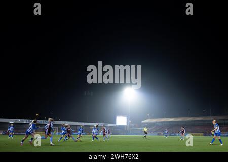 Crawley, Großbritannien. Februar 2024. Ein Überblick über das Spiel beim Viertelfinale des FA Women’s Continental Tyres League Cup zwischen Brighton & Hove Albion WFC und Aston Villa WFC im Broadfield Stadium in Crawley am 7. Februar 2024. Dieses Bild darf nur für redaktionelle Zwecke verwendet werden. Nur redaktionelle Verwendung. Quelle: Ashley Crowden/Alamy Live News Stockfoto