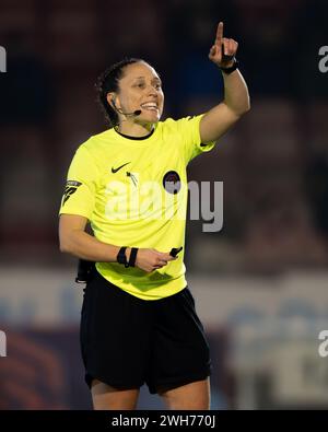 Crawley, Großbritannien. Februar 2024. Schiedsrichter Lauren Impey beim Viertelfinalspiel des FA Women’s Continental Tyres League Cup zwischen Brighton & Hove Albion WFC und Aston Villa WFC im Broadfield Stadium in Crawley am 7. Februar 2024. Dieses Bild darf nur für redaktionelle Zwecke verwendet werden. Nur redaktionelle Verwendung. Quelle: Ashley Crowden/Alamy Live News Stockfoto