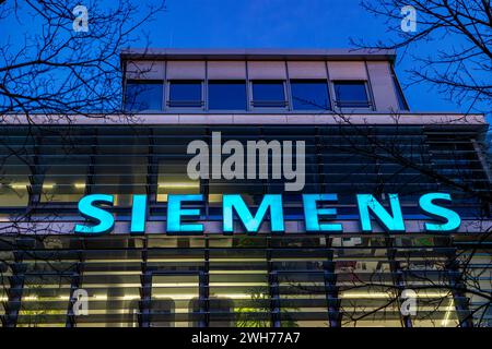 Unternehmen in München Logo der Siemens AG am Unternehmensitz der in München, während der blauen Stunde wenige Tage vor der diesjährigen Hauptversammlung, die in diesem Jahr nur online durchgeführt wird. München Kreuzviertel Bayern Deutschland *** Unternehmen in München Logo der Siemens AG am Firmensitz in München, zur blauen Stunde wenige Tage vor dieser Jahreshauptversammlung, die in diesem Jahr nur online stattfinden wird München Kreuzviertel Bayern Deutschland 20240206-6V2A1654-Bearbeitet Stockfoto