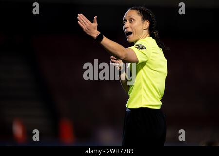 Crawley, Großbritannien. Februar 2024. Schiedsrichter Lauren Impey beim Viertelfinalspiel des FA Women’s Continental Tyres League Cup zwischen Brighton & Hove Albion WFC und Aston Villa WFC im Broadfield Stadium in Crawley am 7. Februar 2024. Dieses Bild darf nur für redaktionelle Zwecke verwendet werden. Nur redaktionelle Verwendung. Quelle: Ashley Crowden/Alamy Live News Stockfoto