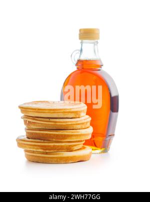 Pfannkuchen und Ahornsirup in der Flasche isoliert auf dem weißen Backgorund. Stockfoto