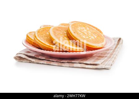 Leckere süße Pfannkuchen auf Teller isoliert auf weißem Hintergrund. Stockfoto