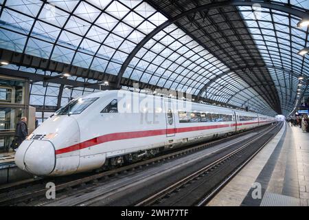 ICE, Bahnsteig, Bahnhof Spandau, Berlin, Deutschland *** ICE, Bahnsteig, Bahnhof Spandau, Berlin, Deutschland Stockfoto