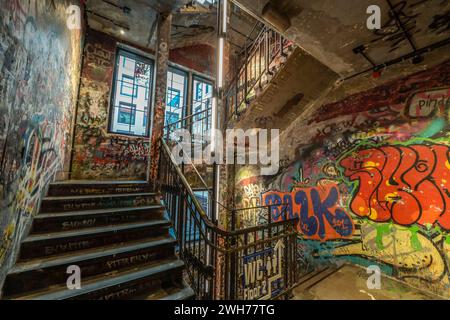 Graffitis im Treppenhaus des ehemaligen Kunsthaus Tacheles, heute Museum Fotografiska, Stadtquartier am Tacheles, Oranienburger Straße, Mitte, Berlin, Deutschland *** Graffiti im Treppenhaus des ehemaligen Kunsthauses Tacheles, heute Museum Fotografiska, am Tacheles Quartier, Oranienburger Straße, Mitte, Berlin, Deutschland Stockfoto