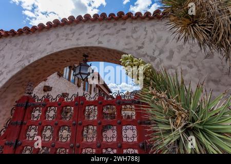 Details zur Death Valley Ranch oder Scotty's Castle, einem historischen Herrenhaus im Death Valley National Park in der Mojave Desert, Kalifornien. Ein Joshua-Baum in Stockfoto