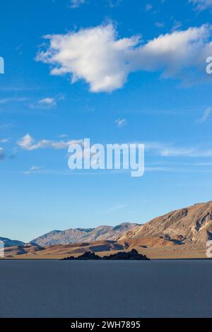 The Grandstand, eine Quarzmonzonit-Insel in der Racetrack Playa im Death Valley National Park in der Mojave-Wüste, Kalifornien. Stockfoto