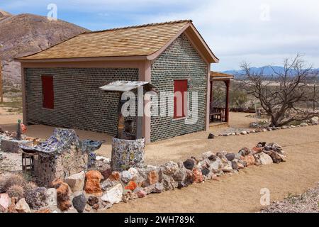 Das Bottle House in der Geisterstadt Rhyolite, Nevada, wurde 1906 von einem Bergmann aus 50.000 weggeworfenen Bier- und Spirituosenflaschen erbaut. Ein frühes Beispiel für Stockfoto