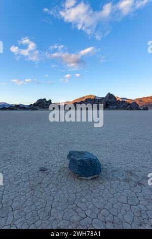 The Grandstand, eine Quarzmonzonit-Insel in der Racetrack Playa im Death Valley National Park in der Mojave-Wüste, Kalifornien. Stockfoto