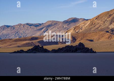 The Grandstand, eine Quarzmonzonit-Insel in der Racetrack Playa im Death Valley National Park in der Mojave-Wüste, Kalifornien. Stockfoto