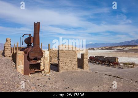 Ruinen der historischen Harmony Borax Verarbeitungsanlage am Furnace Creek im Death Valley National Park in Kalifornien. Stockfoto