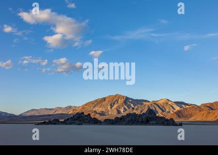 The Grandstand, eine Quarzmonzonit-Insel in der Racetrack Playa im Death Valley National Park in der Mojave-Wüste, Kalifornien. Stockfoto