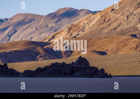 The Grandstand, eine Quarzmonzonit-Insel in der Racetrack Playa im Death Valley National Park in der Mojave-Wüste, Kalifornien. Stockfoto