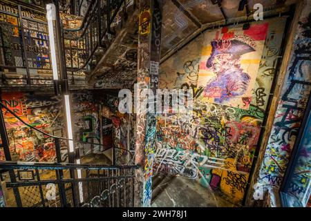 Graffitis im Treppenhaus des ehemaligen Kunsthaus Tacheles, heute Museum Fotografiska, Stadtquartier am Tacheles, Oranienburger Straße, Mitte, Berlin, Deutschland *** Graffiti im Treppenhaus des ehemaligen Kunsthauses Tacheles, heute Museum Fotografiska, am Tacheles Quartier, Oranienburger Straße, Mitte, Berlin, Deutschland Stockfoto