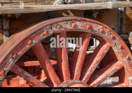 Detail eines Laufrads eines historischen Borax-Erz-Transportwagens im Furnace Creek im Death Valley National Park in Kalifornien. Stockfoto