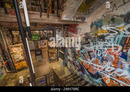 Graffitis im Treppenhaus des ehemaligen Kunsthaus Tacheles, heute Museum Fotografiska, Stadtquartier am Tacheles, Oranienburger Straße, Mitte, Berlin, Deutschland *** Graffiti im Treppenhaus des ehemaligen Kunsthauses Tacheles, heute Museum Fotografiska, am Tacheles Quartier, Oranienburger Straße, Mitte, Berlin, Deutschland Stockfoto