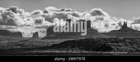 Blick auf die Denkmäler aus dem Norden im Monument Valley Navajo Tribal Park in Arizona und Utah. L-R: Mitchell Mesa, Grey Whiskers Butte, Sentinal M Stockfoto