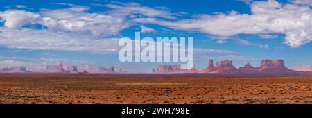 Panoramablick auf das Monument Valley von Nordosten. L-R: Three Sisters am linken Ende von Mitchell Mesa, East Mitten, Merrick Butte, West Mitten, Stockfoto