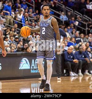 Seton Hall Pirates Guard Al-Amir Dawes (2) bringt den Ball gegen die Georgetown Hoyas während eines Big East Basketball Matchups im Prudential Center in Newark, New Jersey am Mittwoch, den 7. Februar 2024. Duncan Williams/CSM Stockfoto